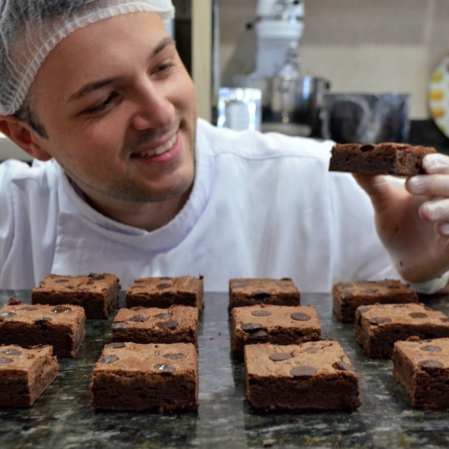 Douglas Venturin em cozinha profissional, segurando o produto desenvolvido
