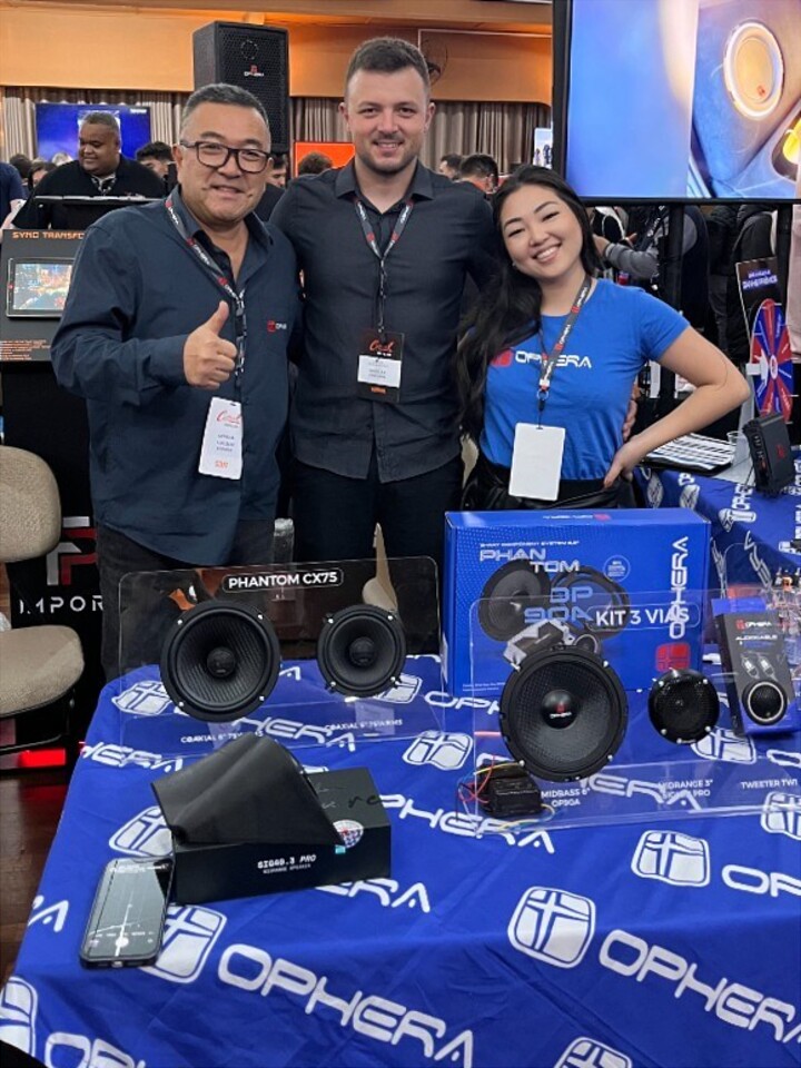 Douglas Venturin com a equipe no estande Ophera em evento do setor automotivo